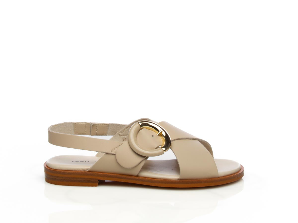 Sandalo basso in pelle con maxi fibbia beige