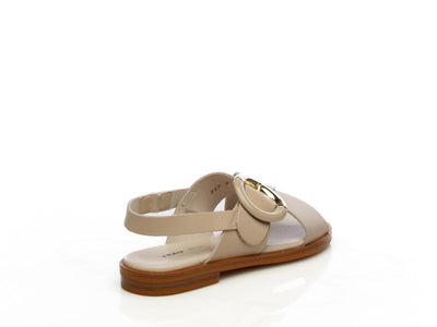 Sandalo basso in pelle con maxi fibbia beige